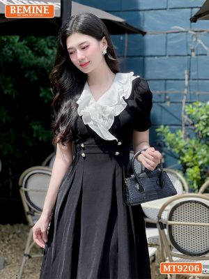 Đầm thiết kế cổ V phối bèo đính cúc dáng dài MT9206