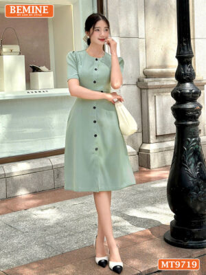 Đầm thiết kế BEMINE cổ tròn dáng chữ A đính nút MT9719