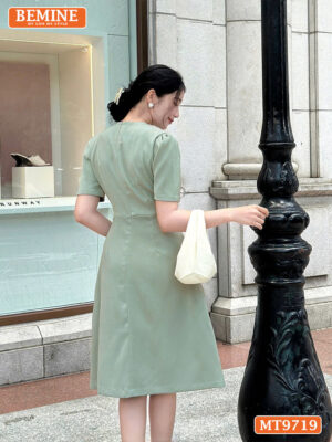 Đầm thiết kế BEMINE cổ tròn dáng chữ A đính nút MT9719 4